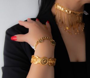 تعرف على تفسير رؤية الذهب والمجوهرات في المنام للرجل والعزباء والمتزوجة لابن سيرين