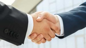 تعرف على تفسير رؤية المصافحة أو السلام والتقبيل للعزباء والمتزوجة والحامل وللرجل في المنام لابن سيرين