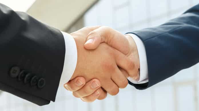 تعرف على تفسير رؤية المصافحة أو السلام والتقبيل للعزباء والمتزوجة والحامل وللرجل في المنام لابن سيرين